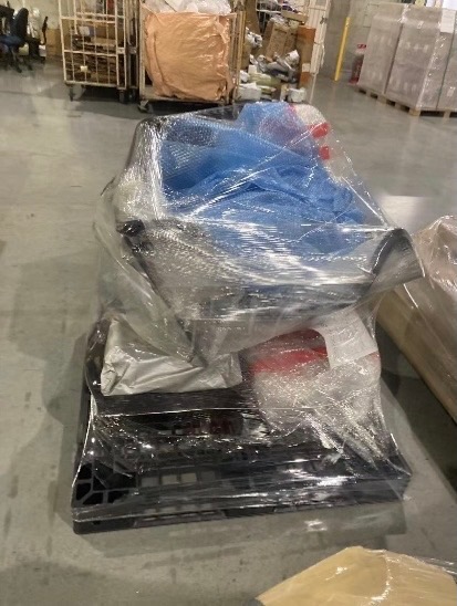 カナダ向け自動車部品のコンテナ積載・輸出手配の様子