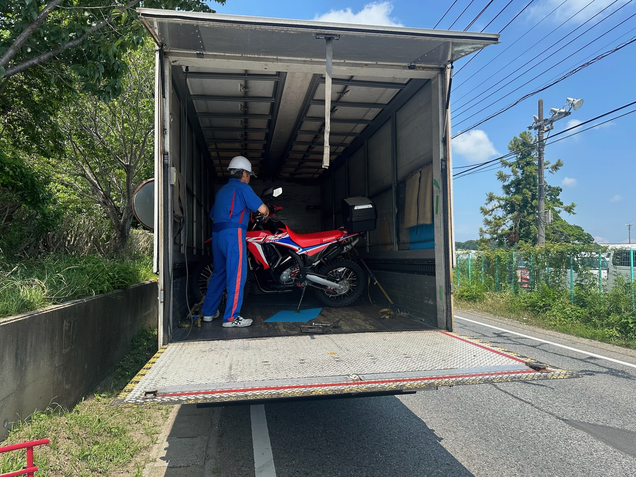 自動車4台とバイク1台をアイルランドへ40Fコンテナで混載輸出した実績