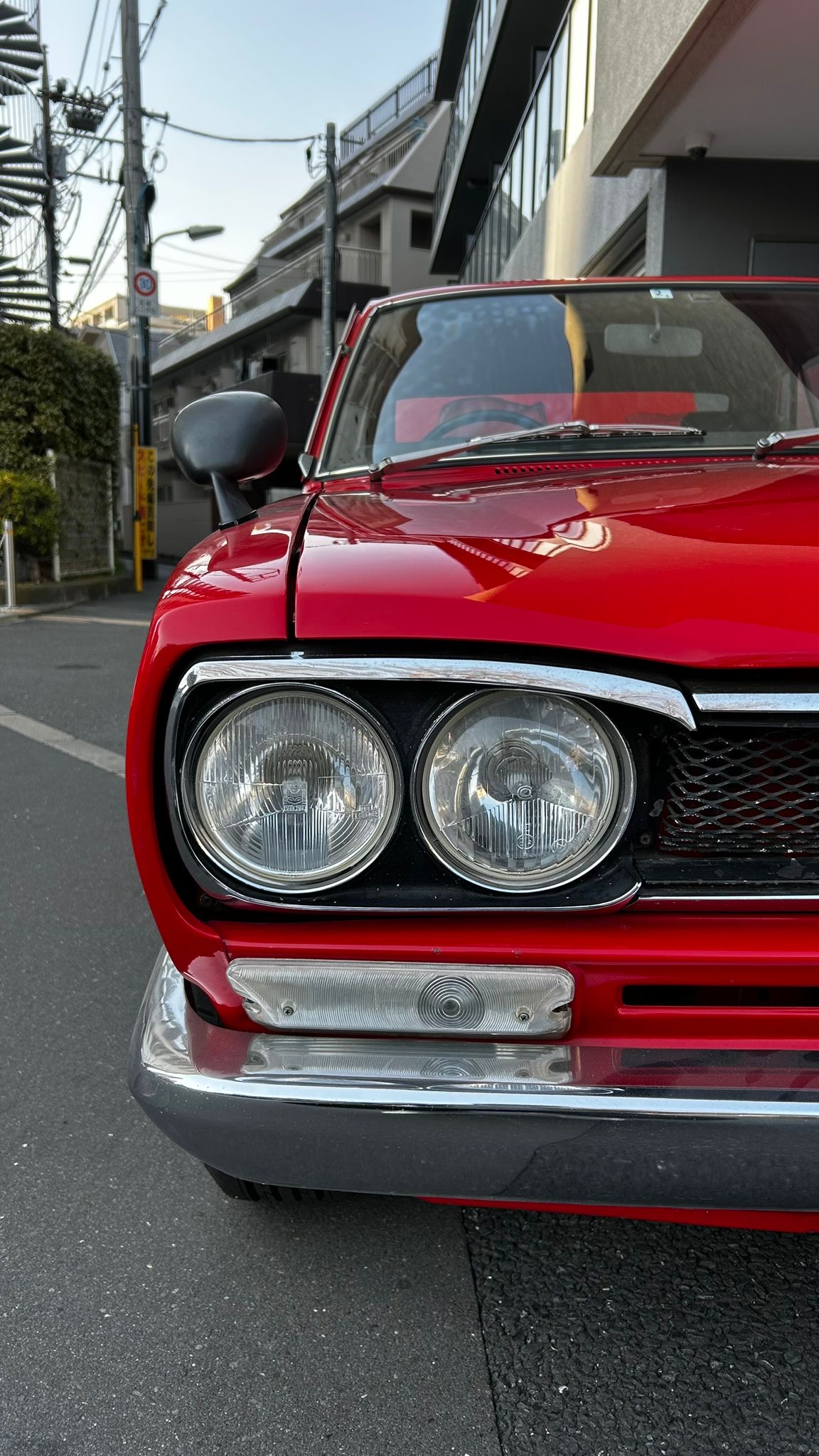 クラシックカーのヘッドライトとフロントバンパーのクローズアップ
